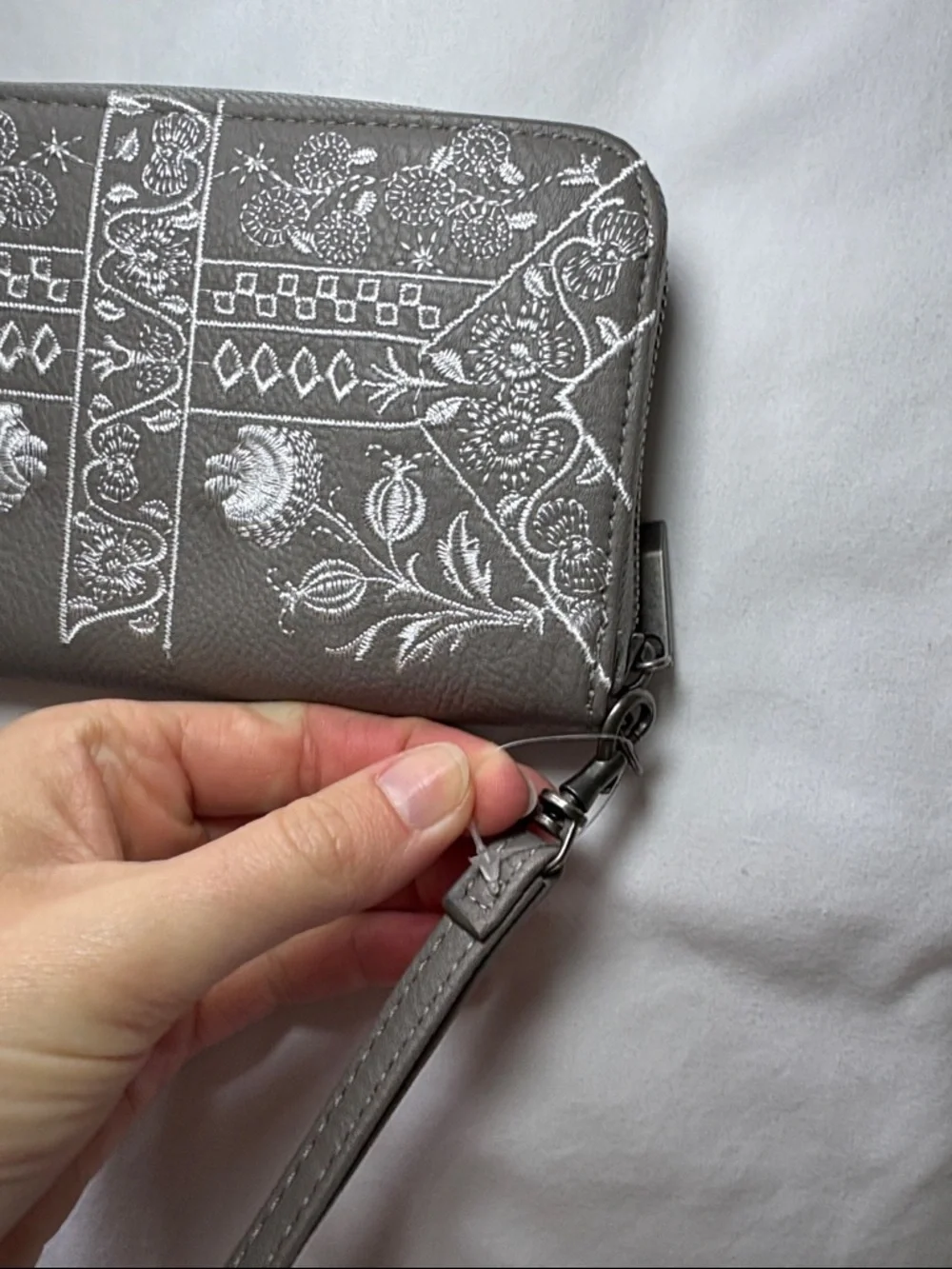 NWT Embroidered Gray Wristlet Wallet Floral - Picture 3 of 4